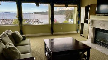 Executive Suite, 1 King Bed, Jetted Tub, Bay View | Desk, blackout drapes, iron/ironing board, free WiFi