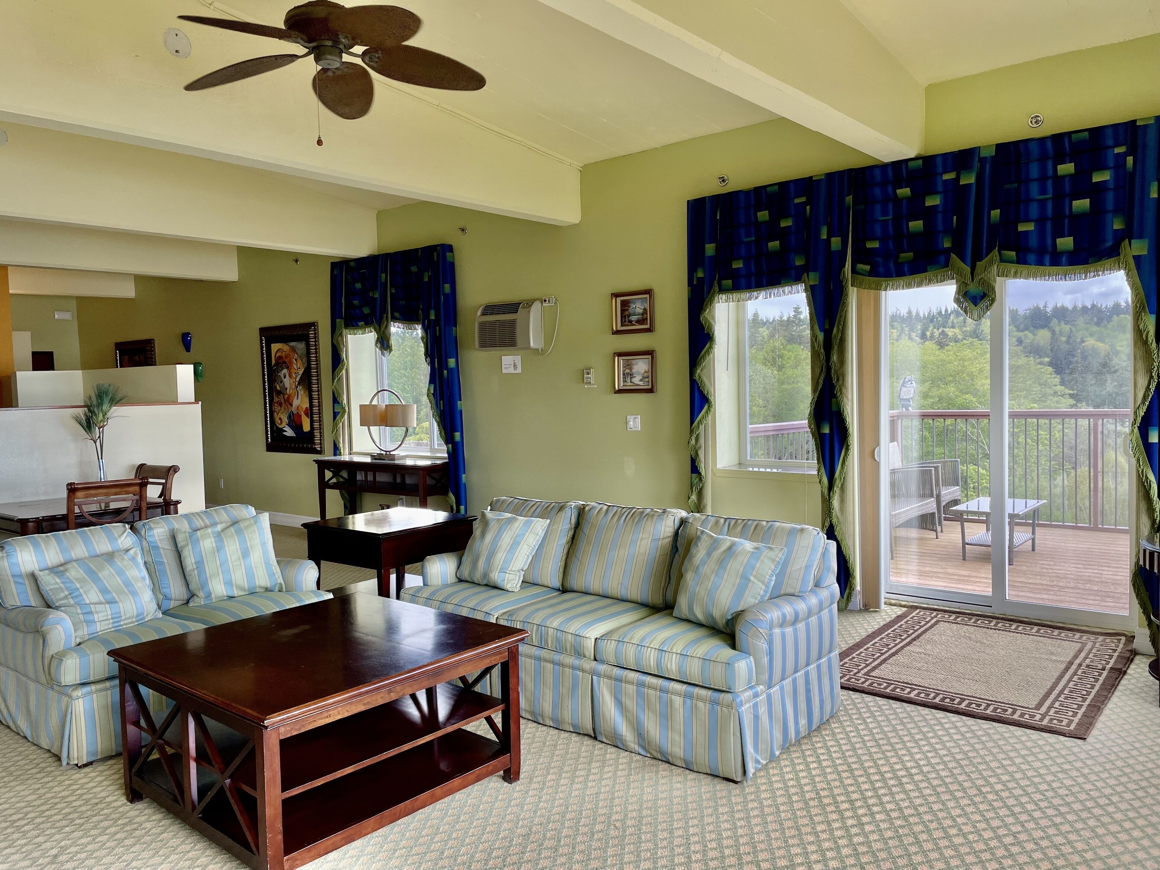 executive suite, 1 king bed, jetted tub, bay view | 1 bedroom, desk, blackout curtains, iron/ironing board