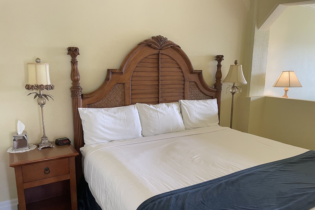 Suite Standard, 1 letto king, balcone, vista baia | 1 camera, una scrivania, tende oscuranti, ferro/asse da stiro