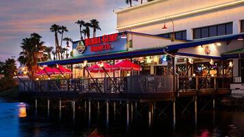 Un restaurant situé au bord de l’eau, appelé Bubba Gump Shrimp Co., qui dispose d’une terrasse et offre une vue sur l’eau.
