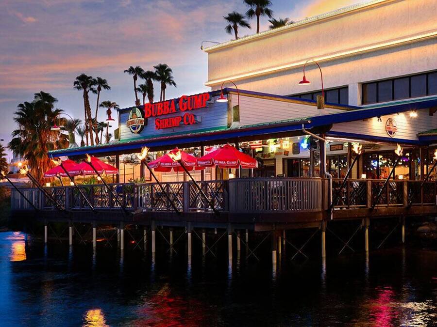 Un restaurante frente al agua llamado Bubba Gump Shrimp Co. con terraza y vistas al mar.