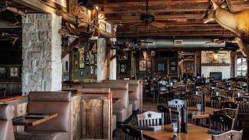 4 restauranter, frokost, lunsj og middag serveres, amerikanske retter