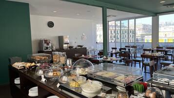 Petit déjeuner buffet servi tous les jours en supplément
