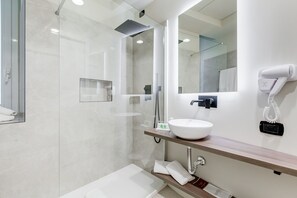 Shower, rainfall showerhead, free toiletries, hair dryer - Best Western Plus Hotel Plaza (Naples)