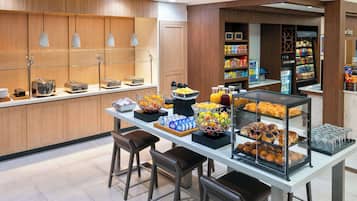 Colazione completa, servita tutte le mattine (16.50 USD a persona)