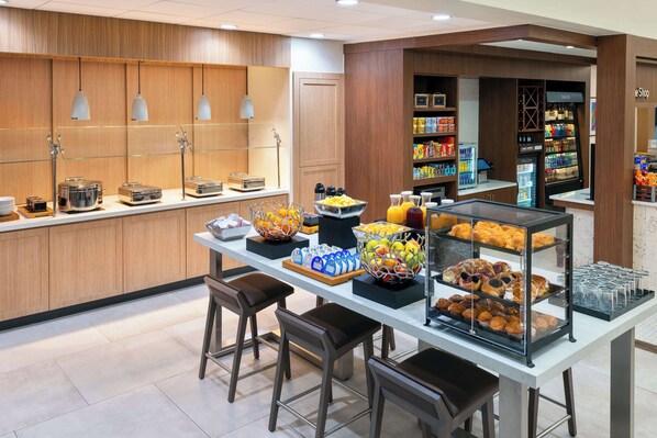 Se ofrece un desayuno completo (16.50 USD por persona)