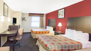 Rom, 2 dobbeltsenger, ikke-røyk | Skrivebord, blendingsgardiner og strykejern/-brett