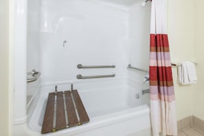 Chambre, 1 très grand lit, accessible aux personnes à mobilité réduite, non-fumeurs | Salle de bain | Baignoire, articles de toilette gratuits, sèche-cheveux