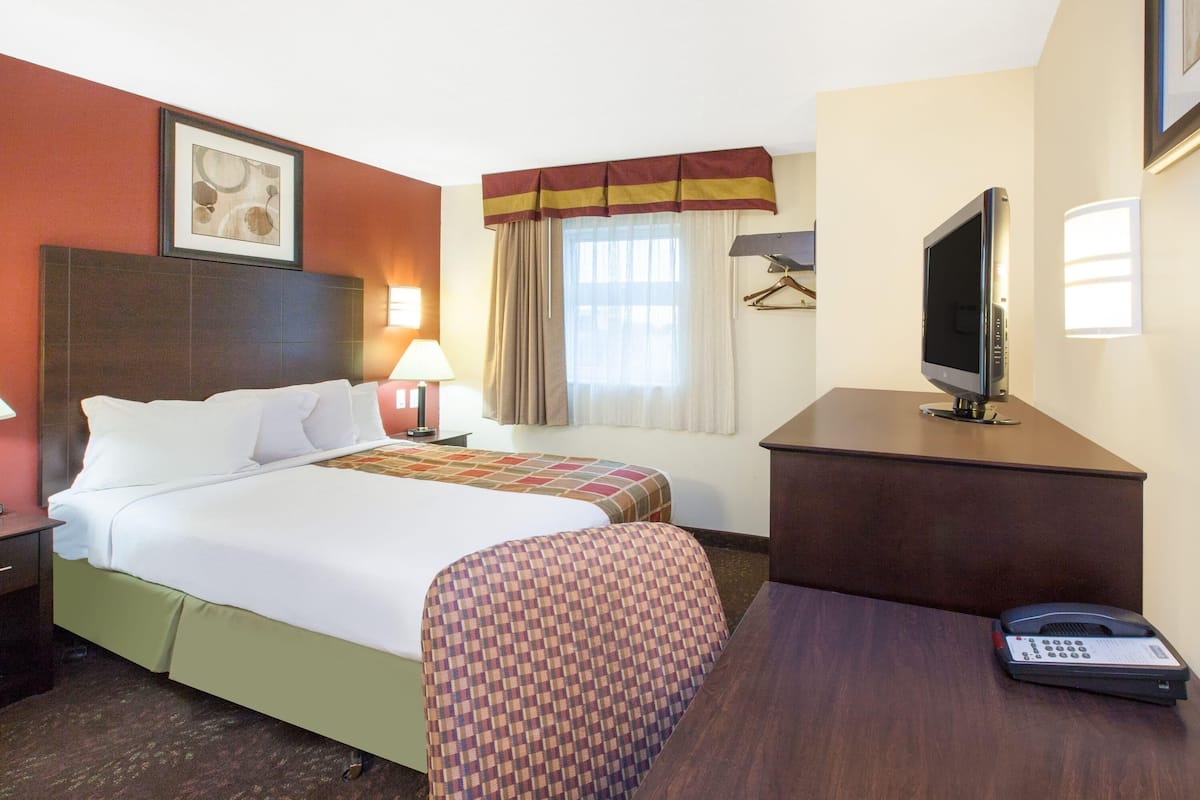 Chambre, 1 grand lit, non-fumeurs | Bureau, rideaux occultants, fer et planche Ă repasser