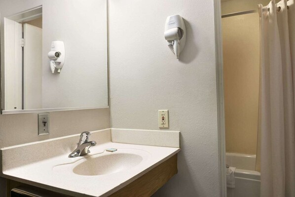 Badekar, gratis toiletartikler, hårtørrer, håndklæder