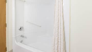 Een bad, gratis toiletartikelen, een haardroger, handdoeken