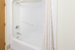 Badewanne, kostenlose Toilettenartikel, Haartrockner, Handtücher