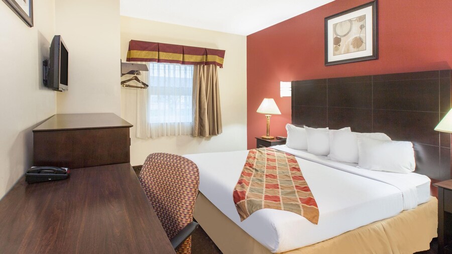 Travelodge by Wyndham Romulus Detroit Airport