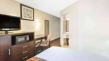 Rum - 1 queensize-säng - icke-rökare | Skrivbord, mörkläggningsgardiner och strykjärn/strykbräda