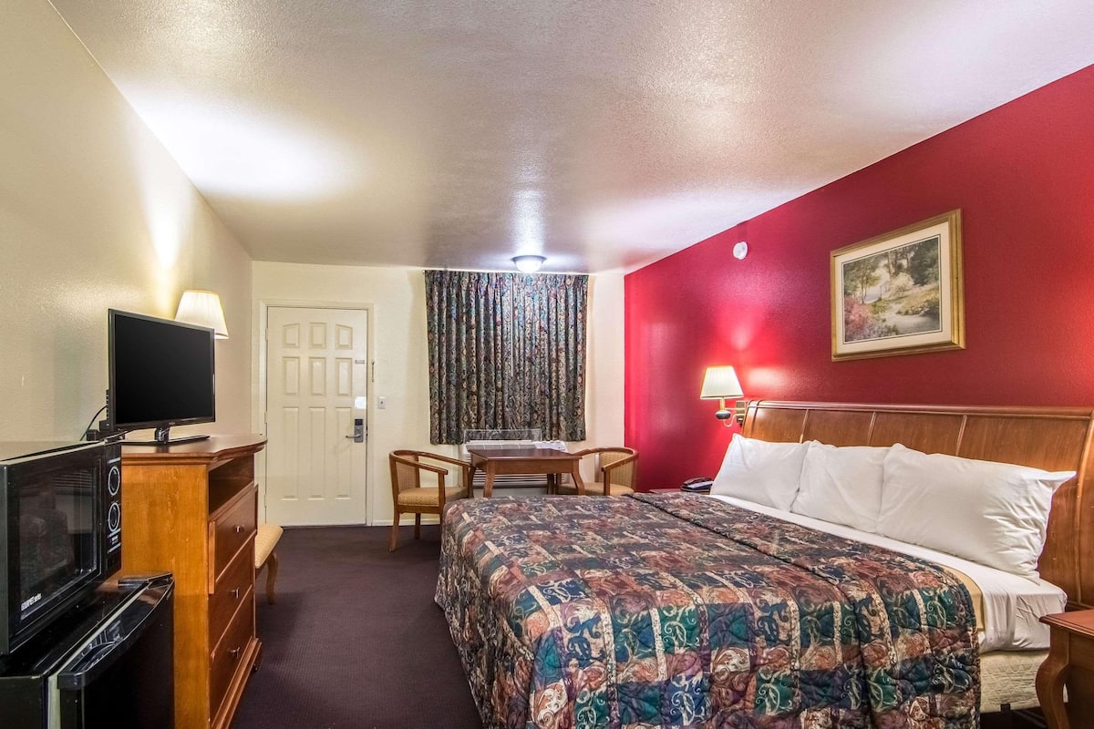 Iron/ironing board, free WiFi, bed sheets
