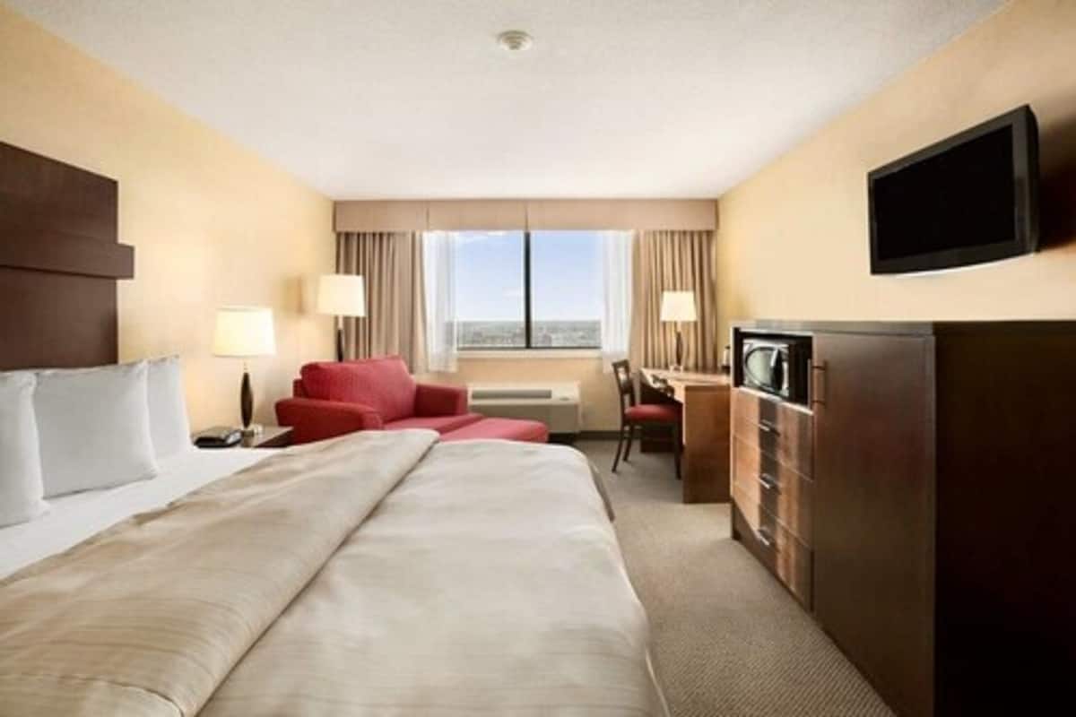 Quarto luxo, 1 cama King | Escrivaninha, ferros/tábuas de passar roupa, berços grátis