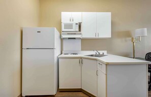 Estudio, 1 cama de matrimonio grande, no fumadores | Cocina privada | Frigorífico, microondas, placa de cocina y cafetera o tetera