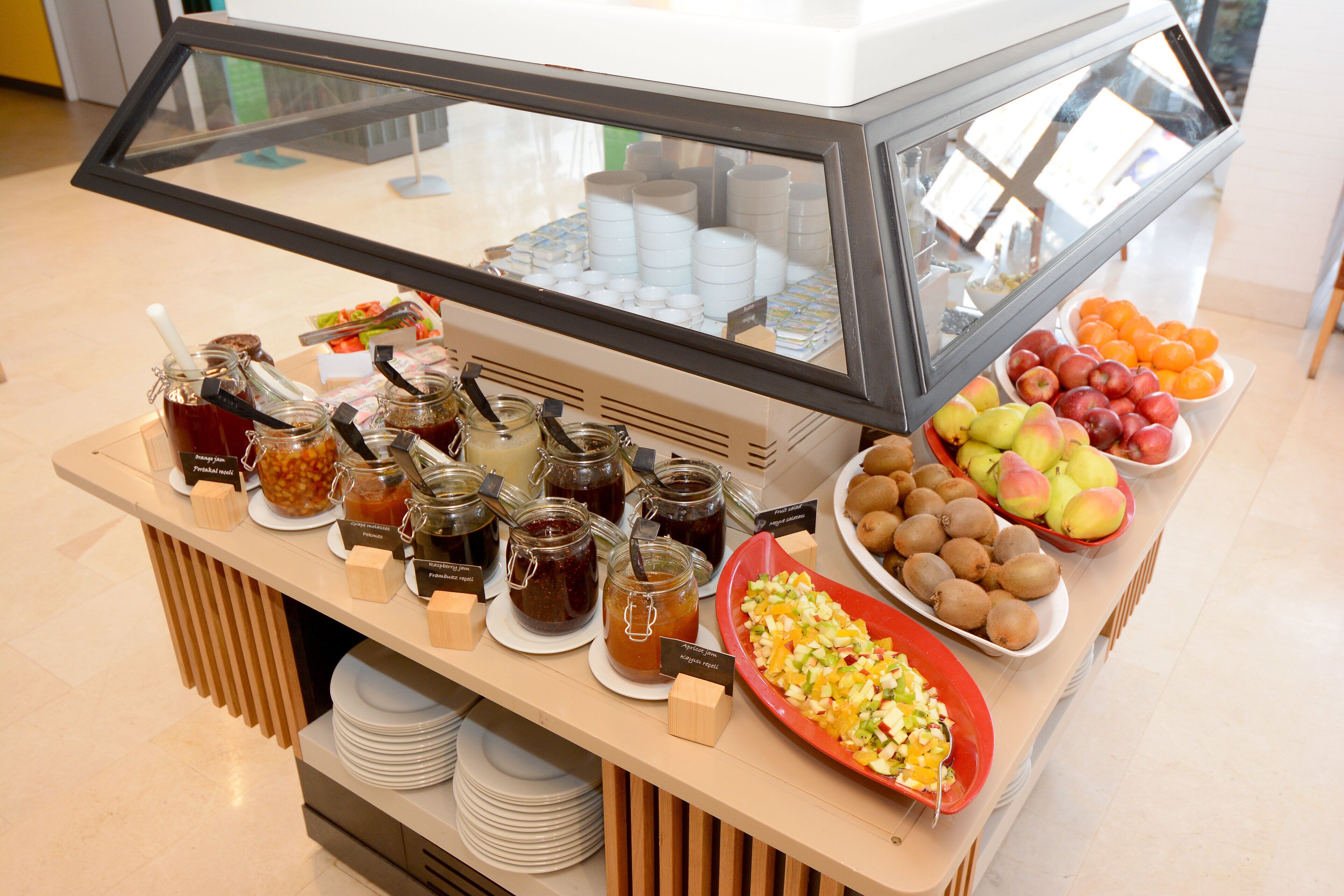 Een buffet met diverse gerechten en bijbehorende sauzen en toevoegingen.
