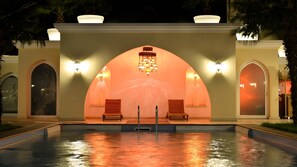 Seasonal outdoor pool, open 10:00 AM to 6:00 PM, free pool cabanas - Holiday Inn Istanbul City by IHG (Istanbul)