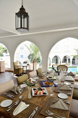 2 restaurantes, com serviço de café da manhã e jantar; pizza. Holiday Inn Istanbul City by IHG