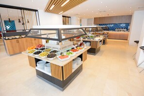 2 restaurants; breakfast and dinner served  - Holiday Inn Istanbul City by IHG (Istanbul)