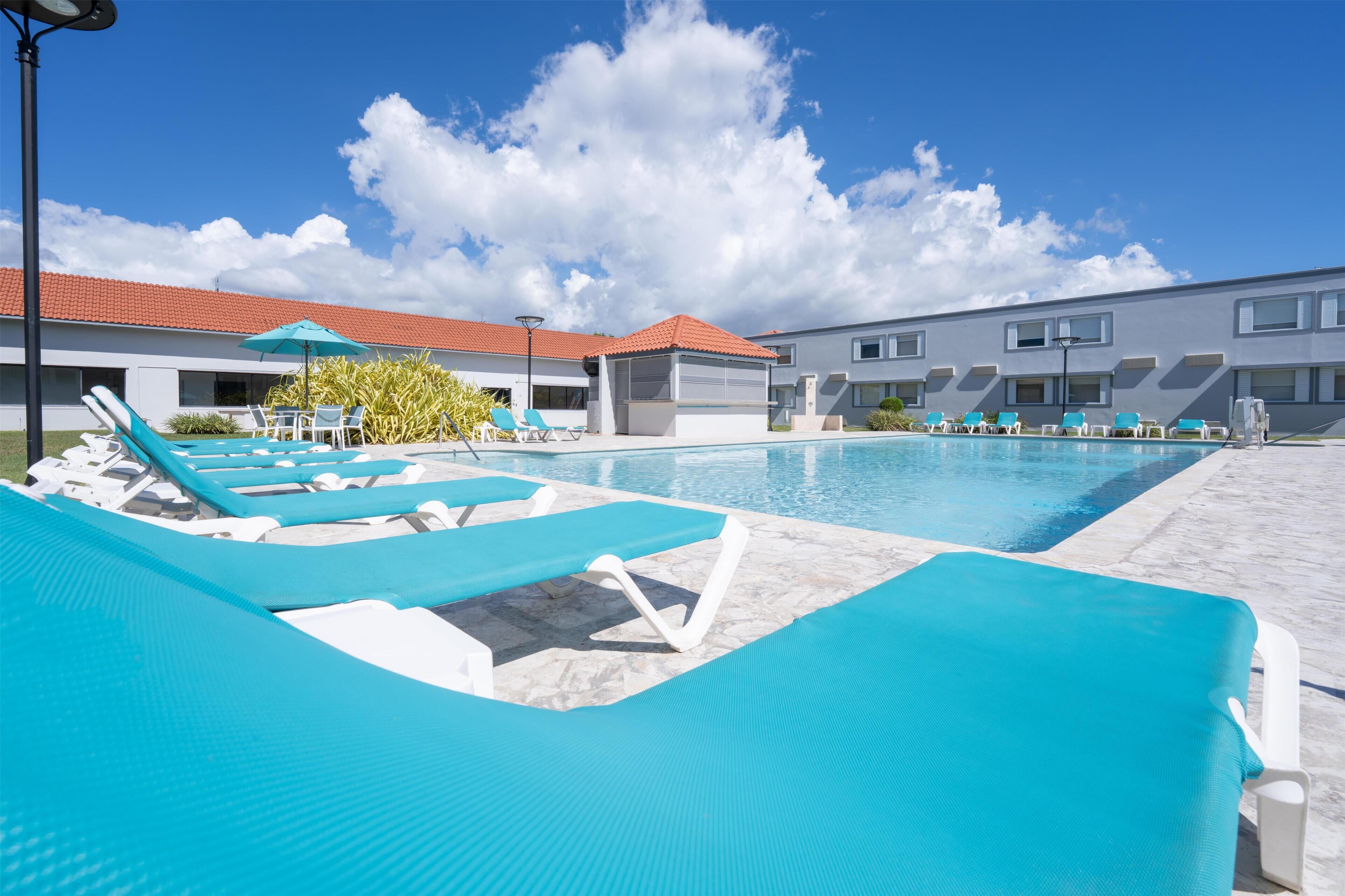 Utendørsbasseng og solsenger