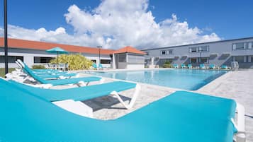 Una piscina al aire libre (de 10:00 a 22:00), tumbonas