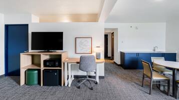 Suite, 1 kingsize-seng | Safe på rommet, skrivebord, blendingsgardiner og strykejern/-brett