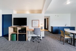 Suite, 1 kingsize-seng | Safe på rommet, skrivebord, blendingsgardiner og strykejern/-brett