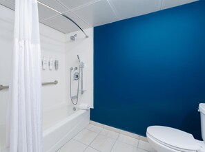 Rom, 1 queensize-seng med sovesofa, tilgjengelighetstilpasset, badekar (Mobility) | Bad | Kombinert dusj/badekar og dype avslapningsbadekar