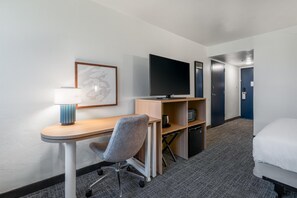 Caja fuerte, escritorio, cortinas opacas y tabla de planchar con plancha