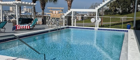 季節性室外泳池;08:00 至 22:00 開放;泳池傘、躺椅