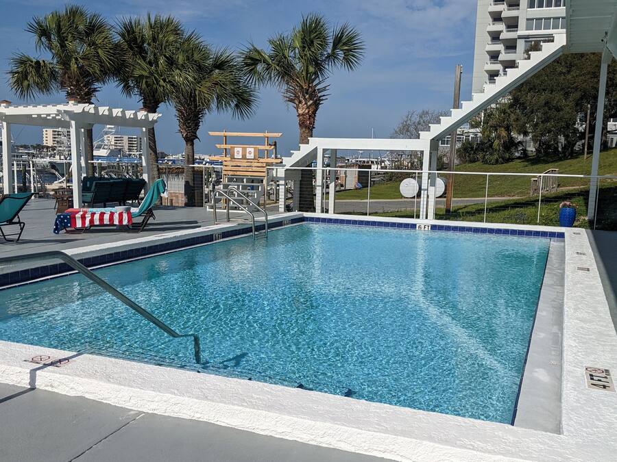 Piscine extérieure (ouverte en saison), parasols de plage