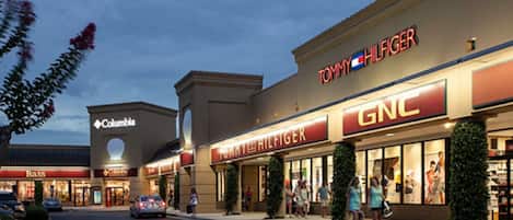 Un centre commercial qui abrite des boutiques comme Tommy Hilfiger et GNC.