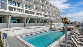 Piscine extérieure (ouverte en saison), parasols de plage