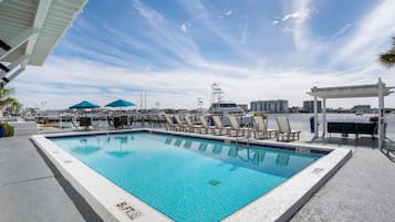 Piscina externa sazonal, funciona das 8h às 22h, guarda-sóis