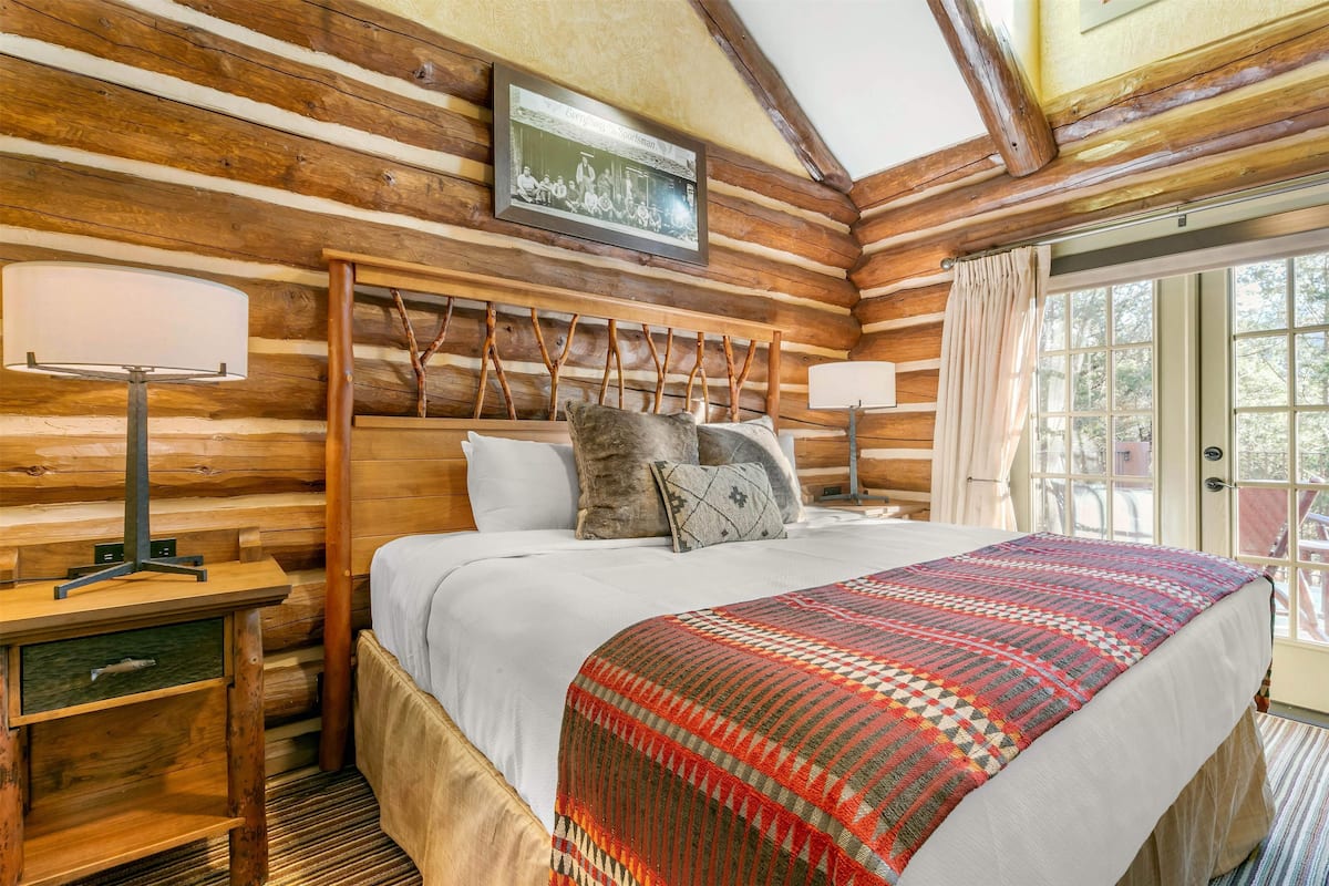 In-room safe, iron/ironing board, free WiFi, alarm clocks