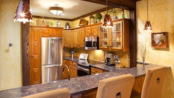 Geladeira, micro-ondas, fogão, cooktop