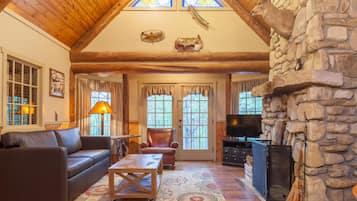 2 BEDROOM 1 KING 1 QUEEN CABIN | Living area