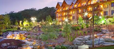 Majoituspaikan julkisivu illalla/yöllä