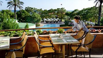 4 restaurants; dinner served