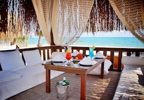 Playa privada, camas de playa gratuitas, sombrillas y toallas de playa