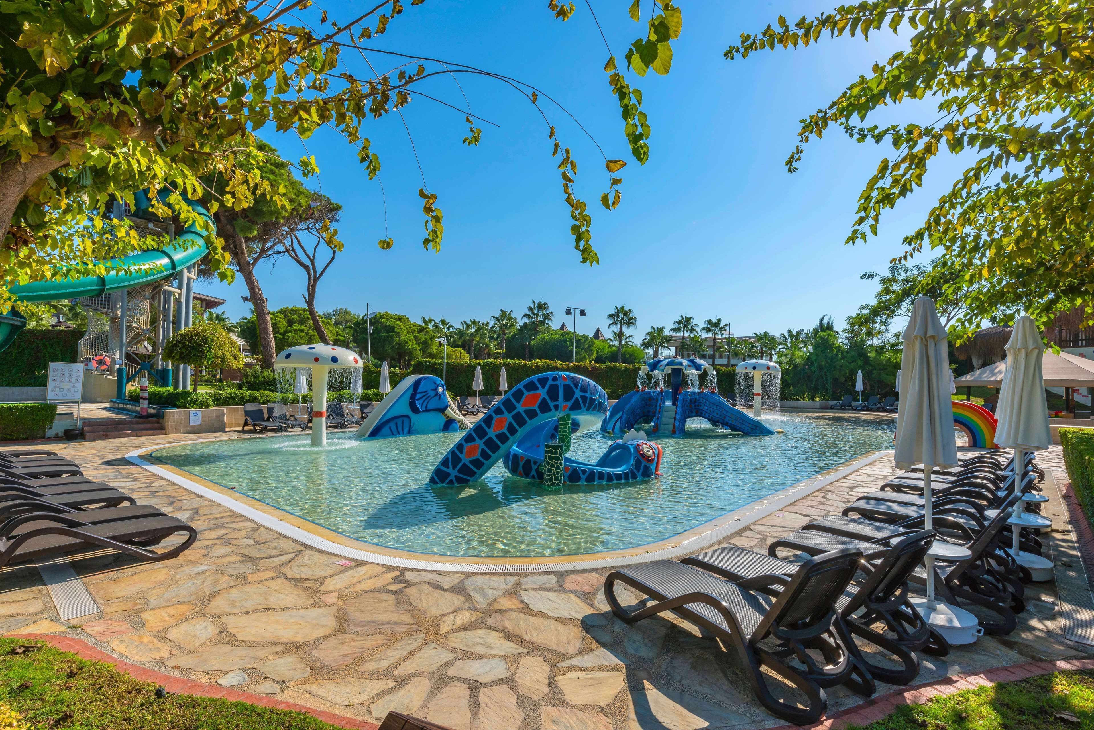 Piscine couverte, piscine extérieure (ouverte en saison)