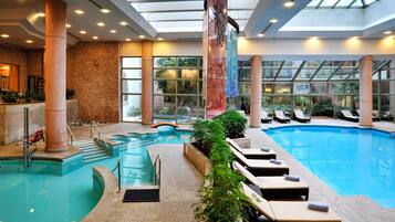 Een binnenzwembad, een seizoensgebonden buitenzwembad