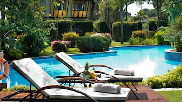 Una piscina techada, 2 piscinas al aire libre