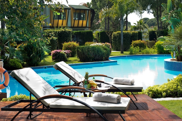 Piscina coberta, piscina a l'aire lliure de temporada i gandules