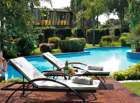 Una piscina techada, una piscina al aire libre de temporada
