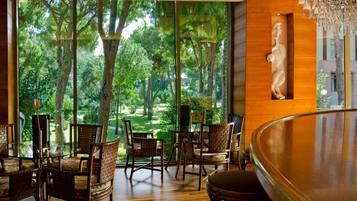 4 restaurants, dinner served, international cuisine