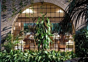 4 restaurants, dinner served, international cuisine