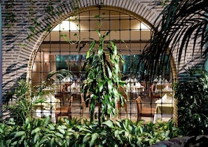 4 restaurants, dinner served, international cuisine